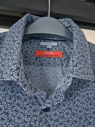 Camisa chico estampada azul y blanca, talla M slim