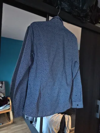 Camisa chico estampada azul y blanca, talla M slim