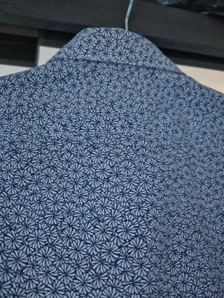 Camisa chico estampada azul y blanca, talla M slim