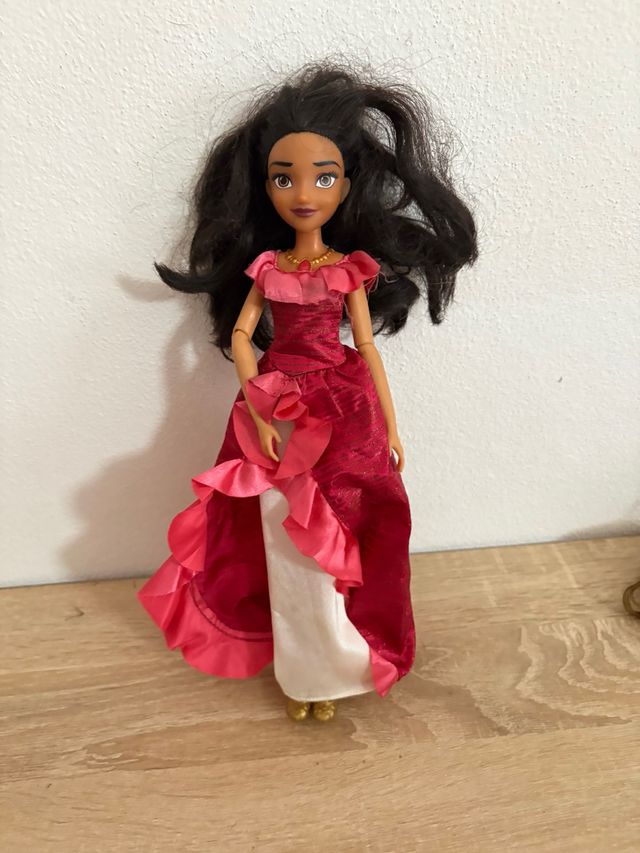 Bambola con Abito Rosso e Rosa