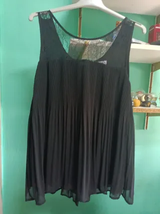Blusa elegante negra con encaje