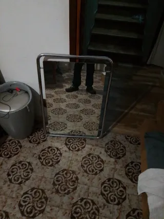 Specchio mobile con cornice in metallo