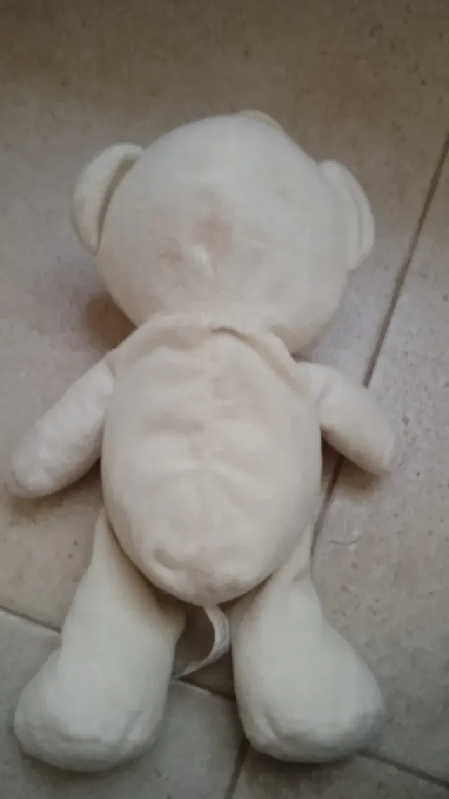 Oso de peluche blanco con lazo