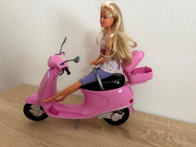 Moto rosa giocattolo con bambola