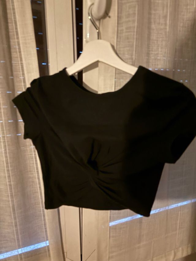 Top corto negro básico