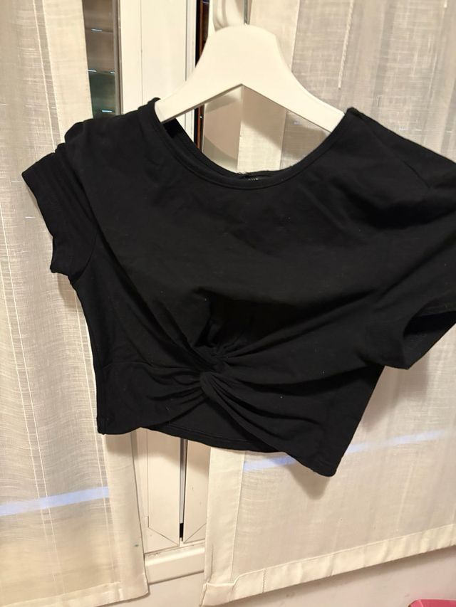 Top corto negro básico