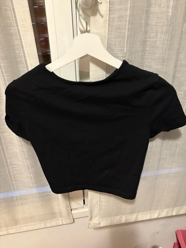 Top corto negro básico