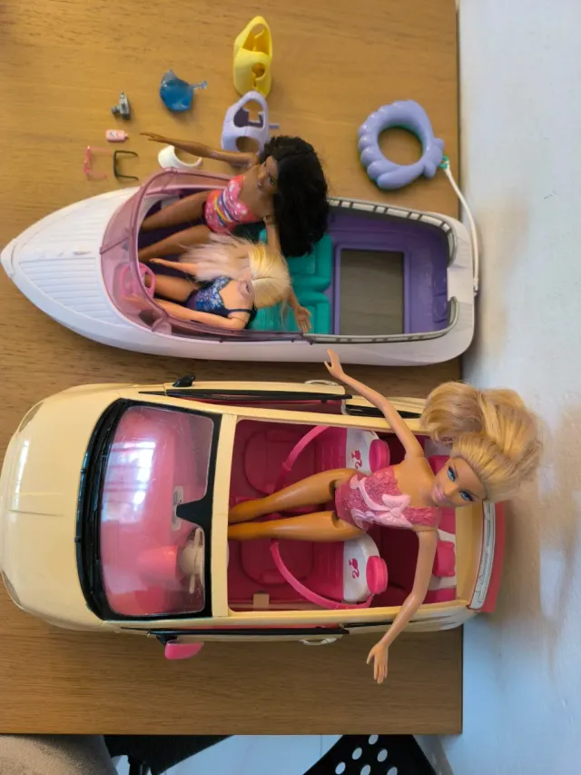 Lote Barbie: Coche, Lancha y 3 Muñecas