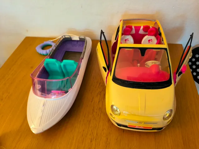 Lote Barbie: Coche, Lancha y 3 Muñecas