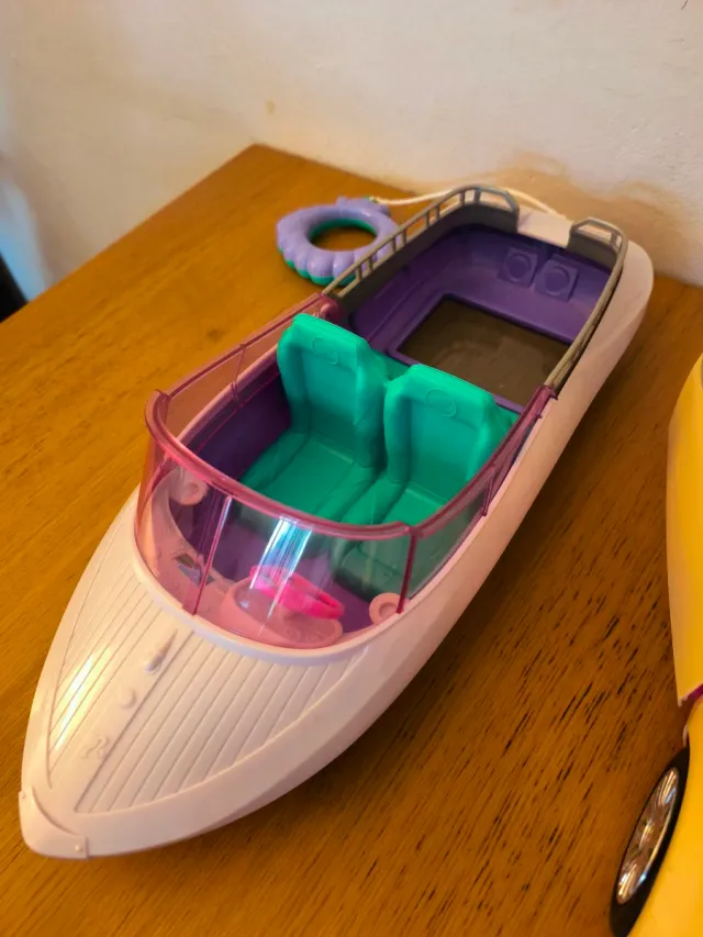 Lote Barbie: Coche, Lancha y 3 Muñecas