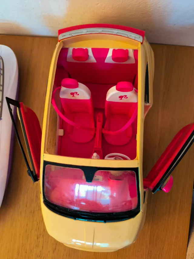 Lote Barbie: Coche, Lancha y 3 Muñecas