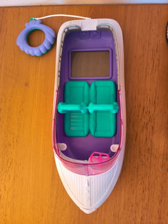 Lote Barbie: Coche, Lancha y 3 Muñecas