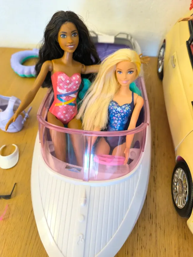 Lote Barbie: Coche, Lancha y 3 Muñecas
