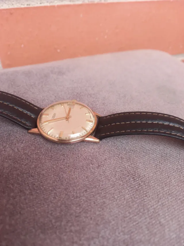 Reloj Titan Automático