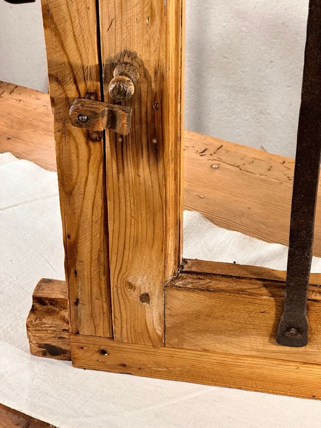 Ventana antigua madera con reja forja