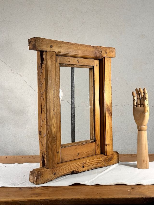 Ventana antigua madera con reja forja