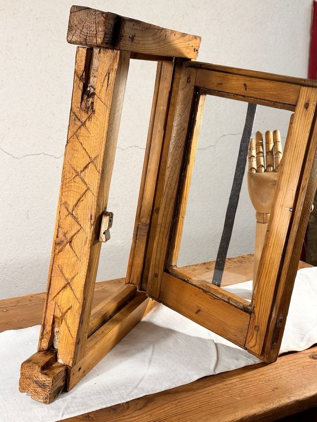 Ventana antigua madera con reja forja