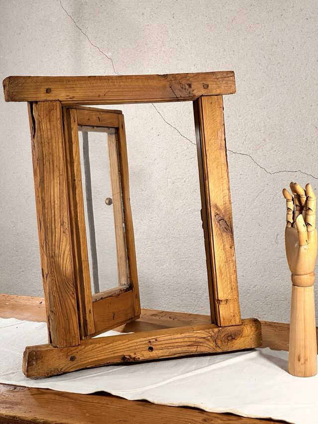 Ventana antigua madera con reja forja
