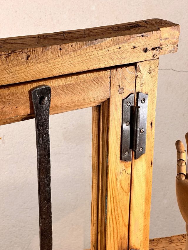 Ventana antigua madera con reja forja