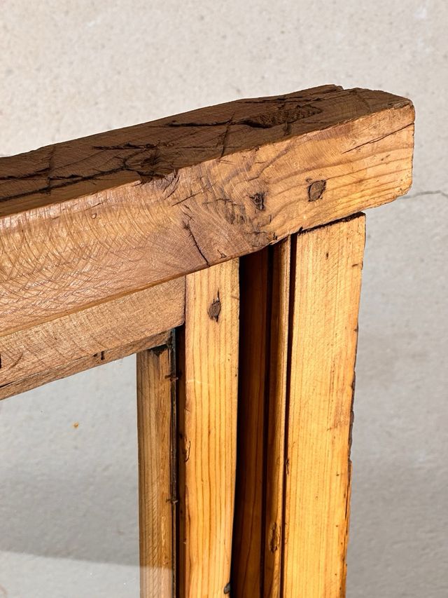 Ventana antigua madera con reja forja