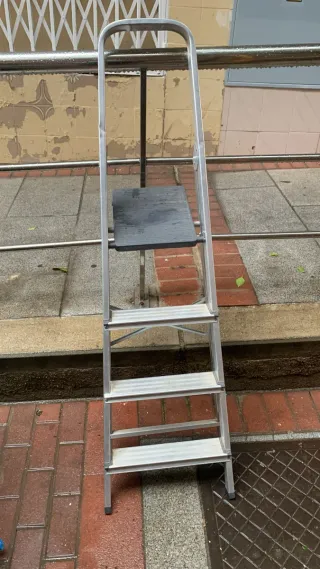 Escalera plegable de aluminio Altipesa 4 peldaños