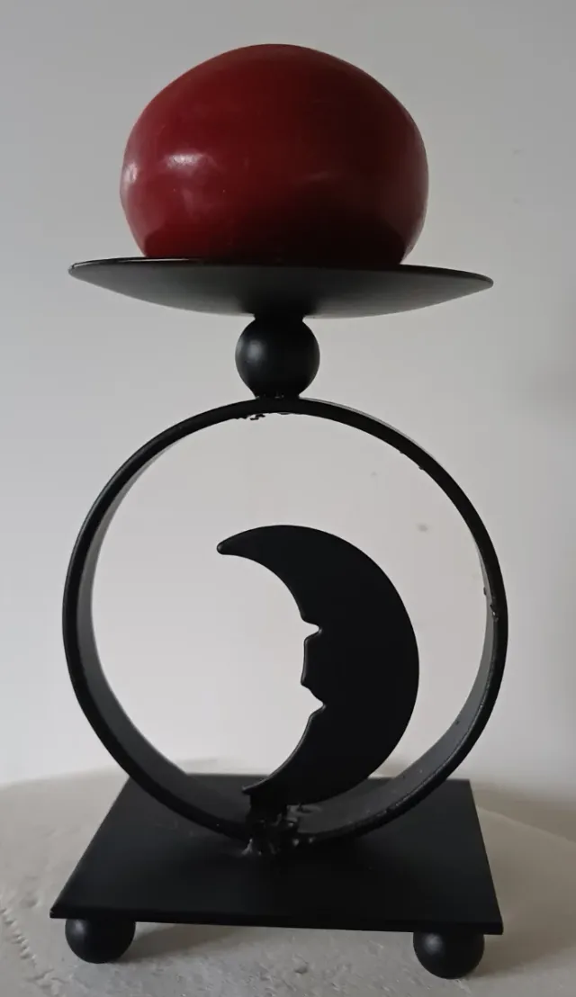 Portavelas negro de metal con vela roja globo