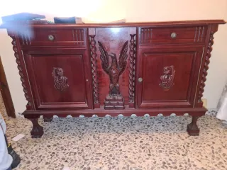 Aparador de madera tallada estilo clásico