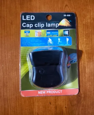 Linterna LED con clip para gorra.