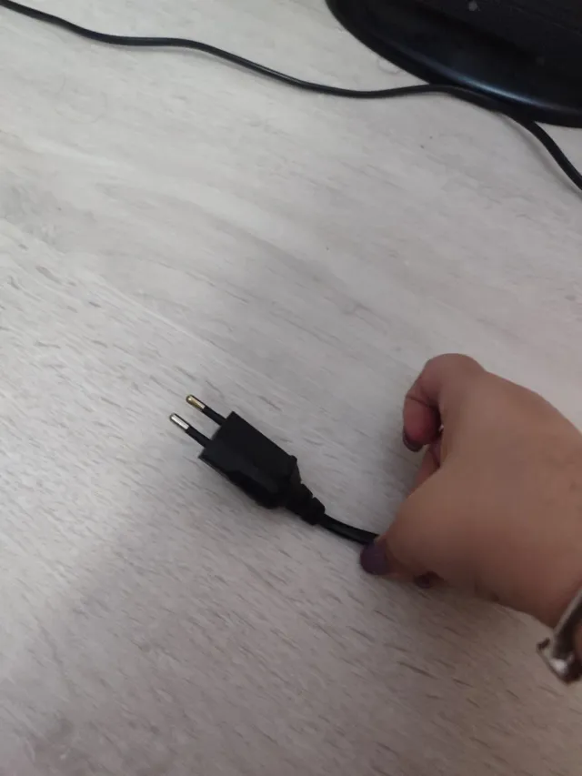 TV OKI pequeña con cable.