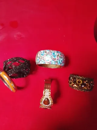 Lote de pulseras y brazaletes