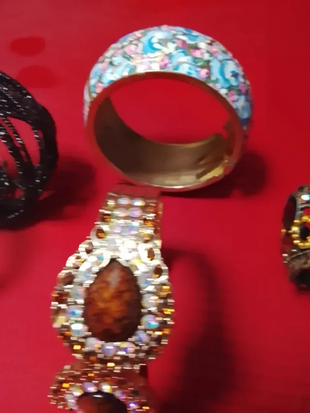 Lote de pulseras y brazaletes