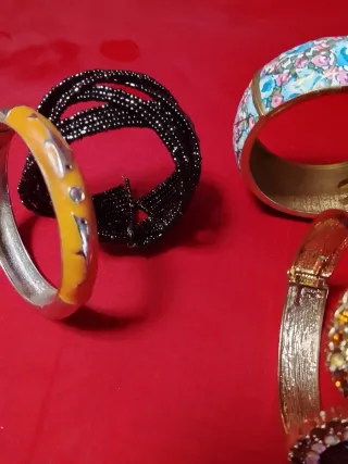 Lote de pulseras y brazaletes