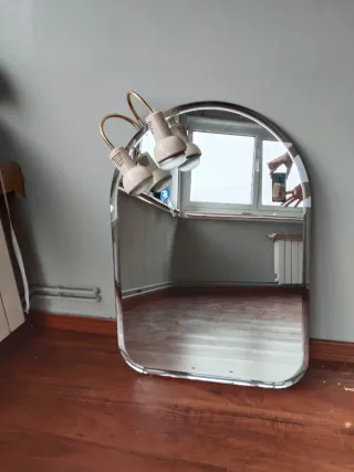 Mueble de baño vintage con lavabo y espejo