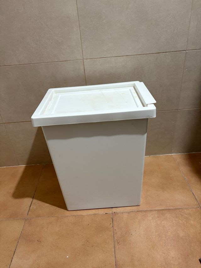 Cubo de lixo branco da Ikea