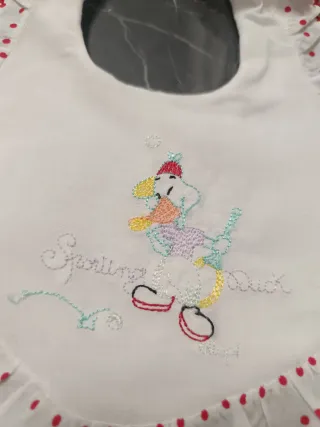 Bavaglino con disegno anatra e pois rossi