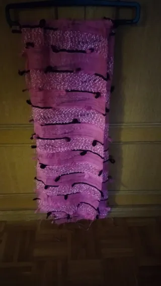 Pañuelo rosa con detalles granates, de hilo.