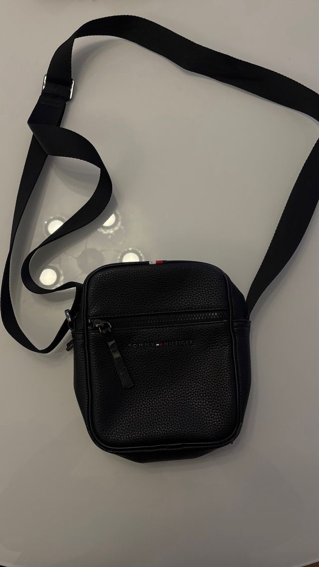 Borsa a tracolla Tommy Hilfiger nera
