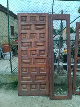Puerta de madera maciza tallada