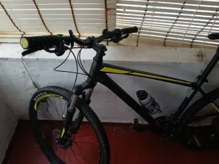 Bicicleta de Montaña Negra y Amarilla