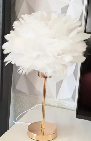 Lampada con piume bianche artificiali