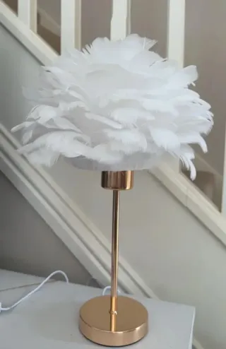 Lampada con piume bianche artificiali