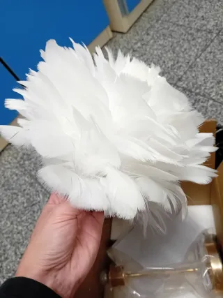 Lampada con piume bianche artificiali