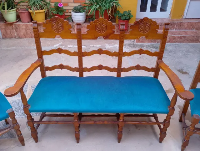 Sofá y 4 sillas de madera y tela