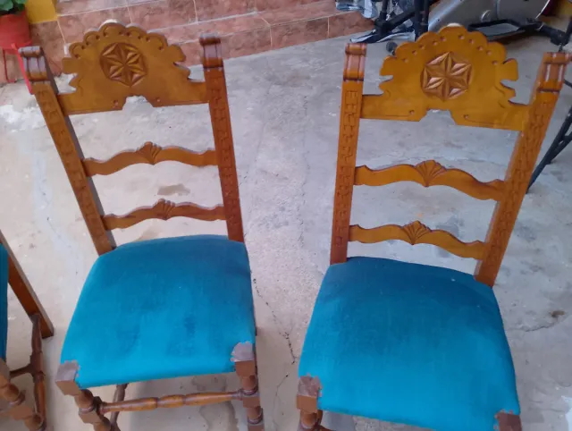 Sofá y 4 sillas de madera y tela