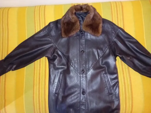 Abrigo de piel negro y abrigo gris Hombre