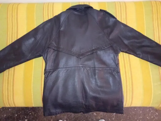 Abrigo de piel negro y abrigo gris Hombre