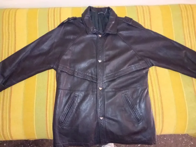 Abrigo de piel negro y abrigo gris Hombre