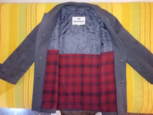 Abrigo de piel negro y abrigo gris Hombre