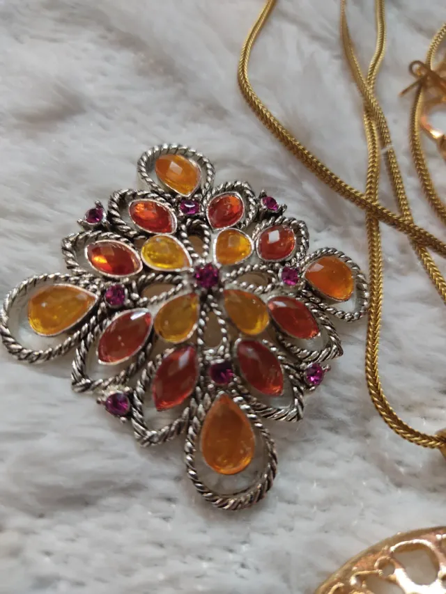 Lote bisutería antigua: collares, pendientes, broc