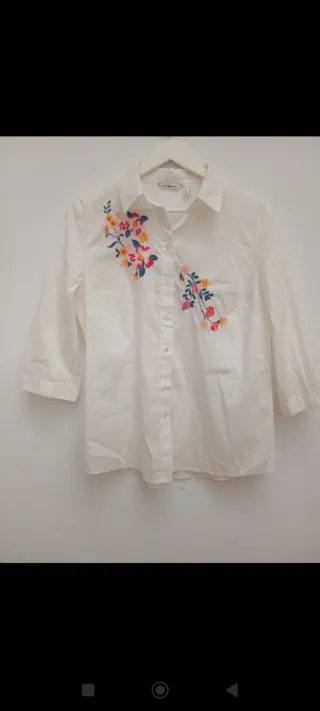 Camisa blanca bordada floral